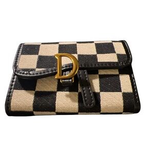 Women’s wallet/card holder. Classic cream & black.